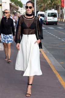 Izabel Goulart feet photo thumbnail