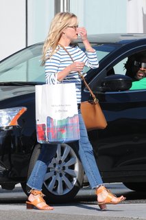 Reese Witherspoon feet photo thumbnail