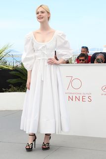 Elle Fanning feet photo thumbnail