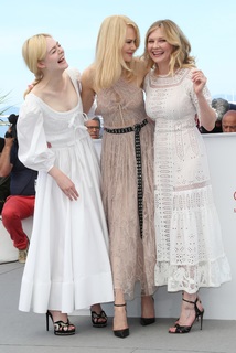 Kirsten Dunst feet photo thumbnail