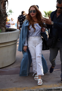 Lindsay Lohan feet photo thumbnail