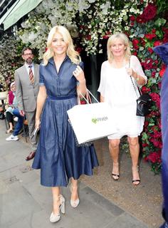 Holly Willoughby feet photo thumbnail