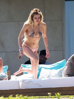 Bella Thorne feet photo thumbnail