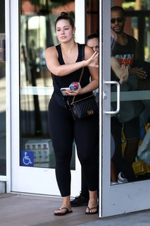 Ashley Graham feet photo thumbnail