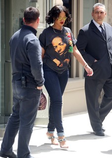 Rihanna feet photo thumbnail