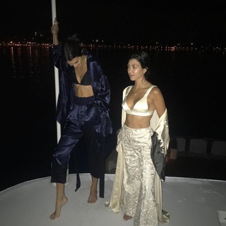 Kendall Jenner feet photo thumbnail