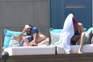 Bella Thorne feet photo thumbnail
