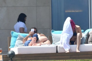 Bella Thorne feet photo thumbnail