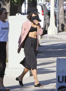 Vanessa Hudgens feet photo thumbnail