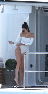 Kendall Jenner feet photo thumbnail