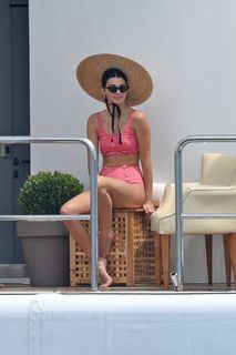 Kendall Jenner feet photo thumbnail