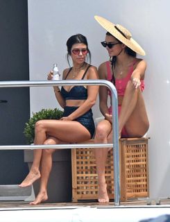 Kendall Jenner feet photo thumbnail