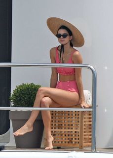 Kendall Jenner feet photo thumbnail