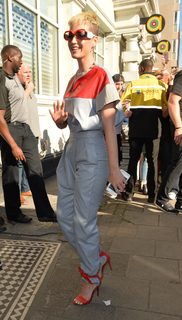 Katy Perry feet photo thumbnail