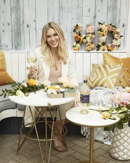 Hilary Duff feet photo thumbnail
