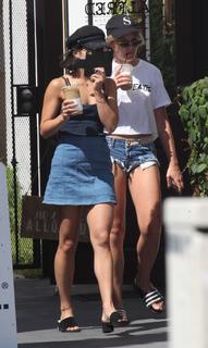 Vanessa Hudgens feet photo thumbnail