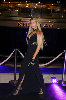 Paris Hilton feet photo thumbnail