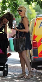 Holly Willoughby feet photo thumbnail