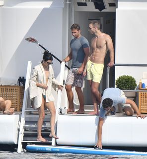 Kendall Jenner feet photo thumbnail