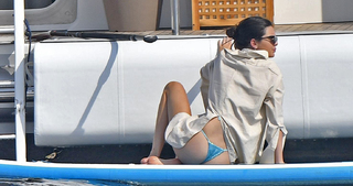 Kendall Jenner feet photo thumbnail