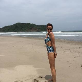 Minnie Driver feet photo thumbnail
