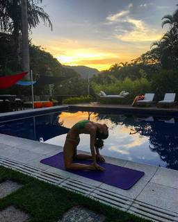 Isis Valverde feet photo thumbnail