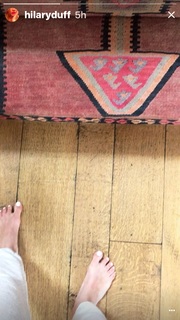 Hilary Duff feet photo thumbnail