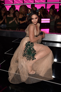 Vanessa Hudgens feet photo thumbnail