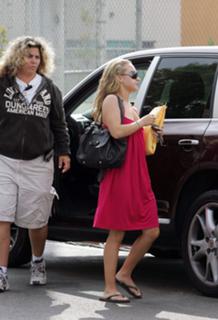 Hayden Panettiere feet photo thumbnail