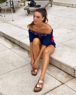 Isis Valverde feet photo thumbnail