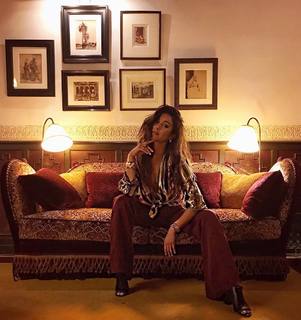 Shay Mitchell feet photo thumbnail