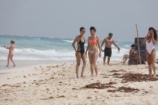 Victoria Justice feet photo thumbnail