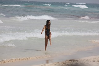 Victoria Justice feet photo thumbnail