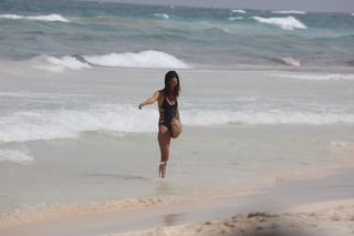 Victoria Justice feet photo thumbnail