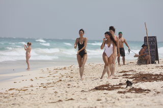 Victoria Justice feet photo thumbnail