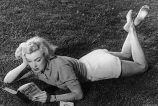 Marilyn Monroe feet photo thumbnail