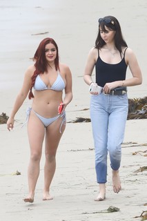 Ariel Winter feet photo thumbnail