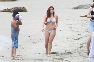 Ariel Winter feet photo thumbnail