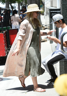 Hilary Duff feet photo thumbnail