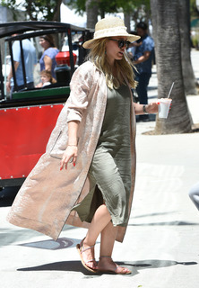 Hilary Duff feet photo thumbnail