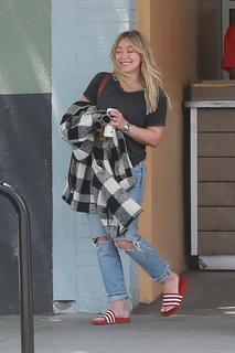 Hilary Duff feet photo thumbnail