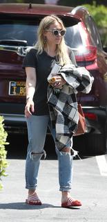 Hilary Duff feet photo thumbnail