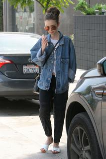 Lily Collins feet photo thumbnail