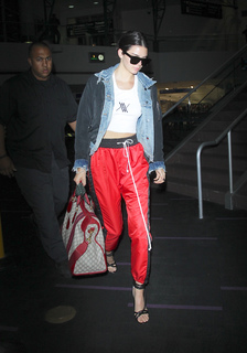 Kendall Jenner feet photo thumbnail