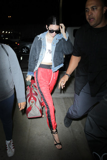 Kendall Jenner feet photo thumbnail