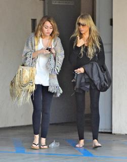 Miley Cyrus feet photo thumbnail