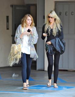 Miley Cyrus feet photo thumbnail