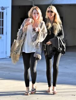 Miley Cyrus feet photo thumbnail