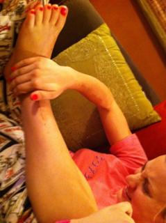 Kaley Cuoco feet photo thumbnail