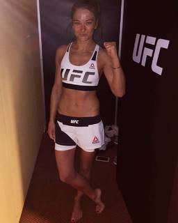 Karolina Kowalkiewicz feet photo thumbnail